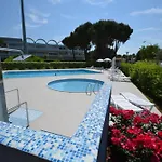 Comfy Flat With Shared Swimming Pool *