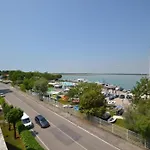 Lägenhet Comfy Flat With Shared Swimming Pool