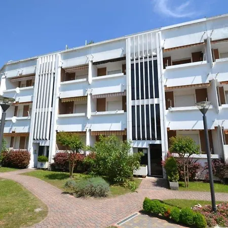Comfy Flat With Shared Swimming Pool شقة