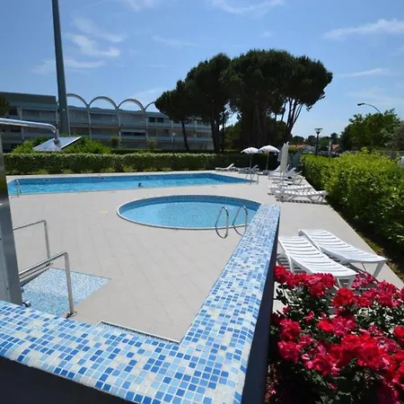 Comfy Flat With Shared Swimming Pool *